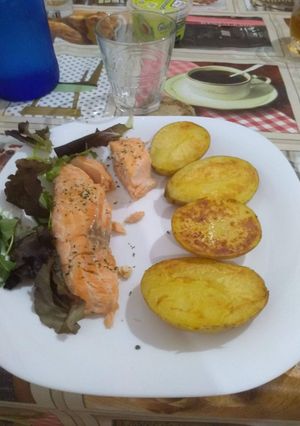 Una foto de Salmón con patatas