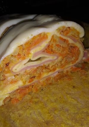 Una foto de Arrollado de zanahoria y papa relleno de paleta y queso