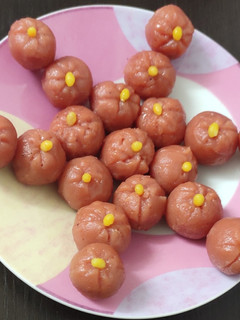பீட்ரூட் இனிப்பு உருண்டை (Beetroot sweet balls) செய்முறை முக்கிய புகைப்படம்