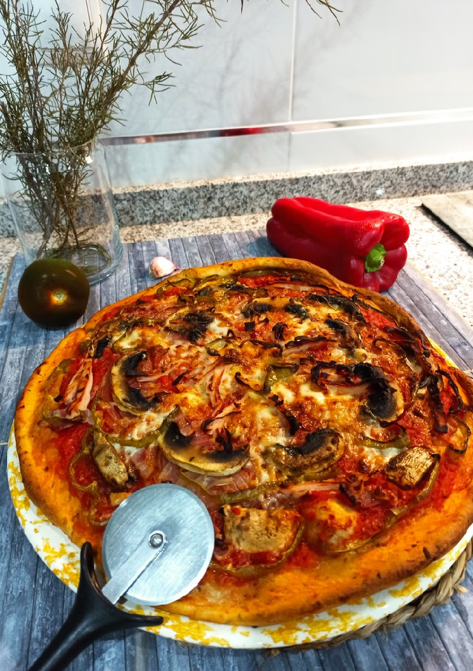 Una foto de Pizza casera 🍕🍕 con masa elaborada en Panificadora Lidl