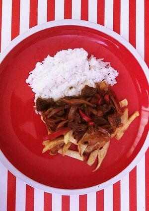 Una foto de Lomo saltado con pimentón y ají amarillo