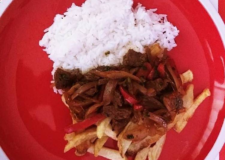 Lomo saltado con pimentón y ají amarillo