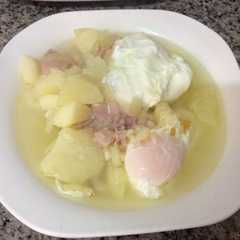Una foto de Patatas con huevos cuajados