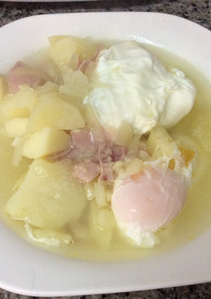 Una foto de Patatas con huevos cuajados