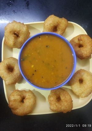 वडा सांबार (vada sambar recipe in marathi) रेसिपी चे मुख्य फोटो 