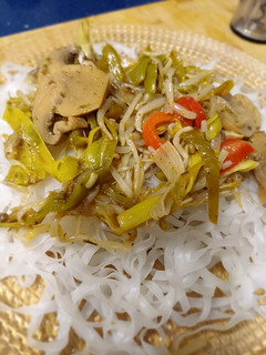 Una foto de Fideos de arroz al vermú