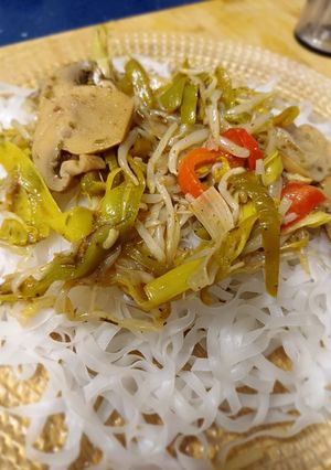 Una foto de Fideos de arroz al vermú