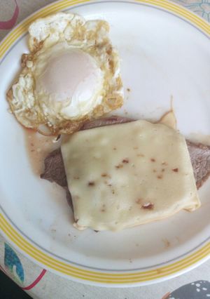 Una foto de Huevo y filete de ternera con queso manchego ✌️