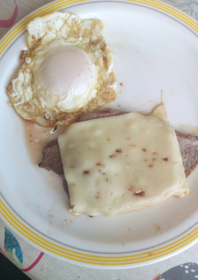 Una foto de Huevo y filete de ternera con queso manchego ✌️