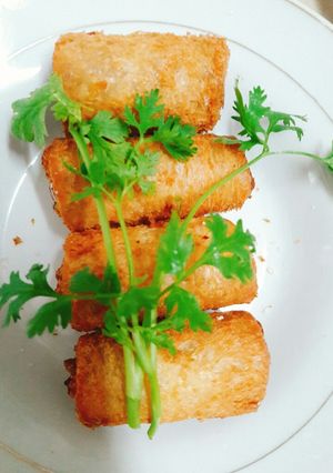 Hình của món Chả giò làm từ bánh mì sandwich.