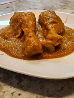Una foto de Jamoncitos de pollo en salsa de cebolla y berenjena