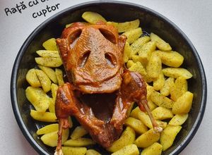 O poză a rețetei Rață cu cartofi la cuptor.