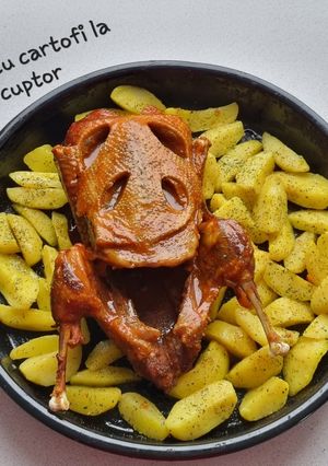 O poză a rețetei Rață cu cartofi la cuptor.