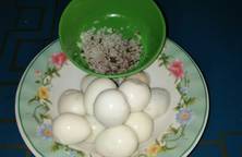 Trứng cút luộc chấm muối tiêu