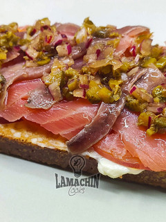 Una foto de Tosta de salmón y anchoas