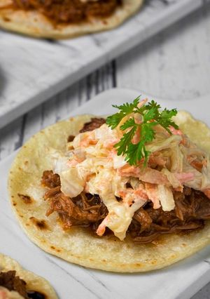 Hình của món Taco Heo Xé và Bắp Cải Trộn - Pulled Pork Tacos & Creamy Coleslaw.