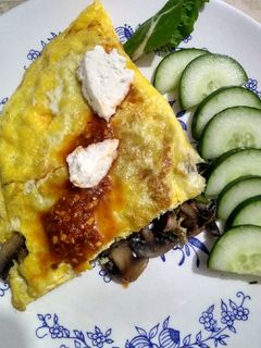 Una foto de Omelette relleno de champiñones y acelga!