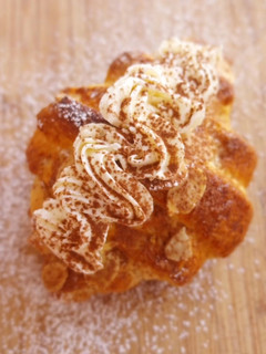 Una foto de Croissant de chocolate y almendras con crema de chocolate blanco