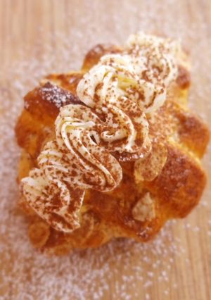Foto principal de Croissant de chocolate y almendras con crema de chocolate blanco