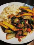 Bistec con Vegetales Salteados y Arroz Tostado