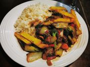 Una foto de bistec de res con vegetales