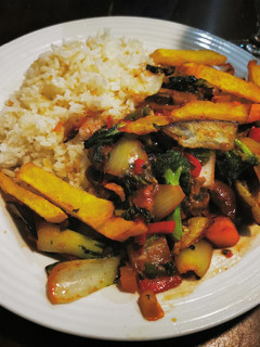 Una foto de Bistec con Vegetales Salteados y Arroz Tostado