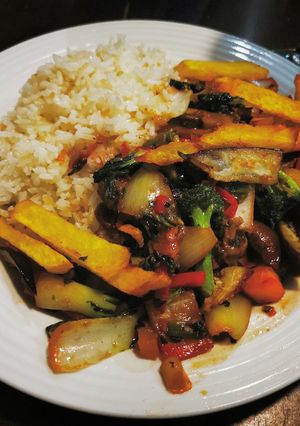 Una foto de Bistec con Vegetales Salteados y Arroz Tostado
