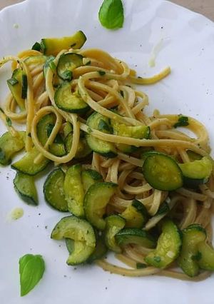 O poză a rețetei Spaghette cu sos de parmezan și dovlecei.