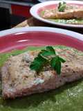 Salmón dorado en salsa de perejil
