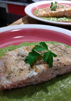 Una foto de Salmón dorado en salsa de perejil