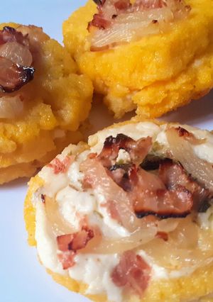 Una foto de Polenta Rellena Con Panceta y Cebolla