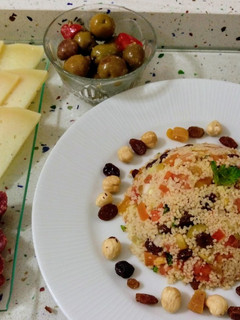 Una foto de Tabulé de frutas, verduras y frutos secos con aperitivos salados