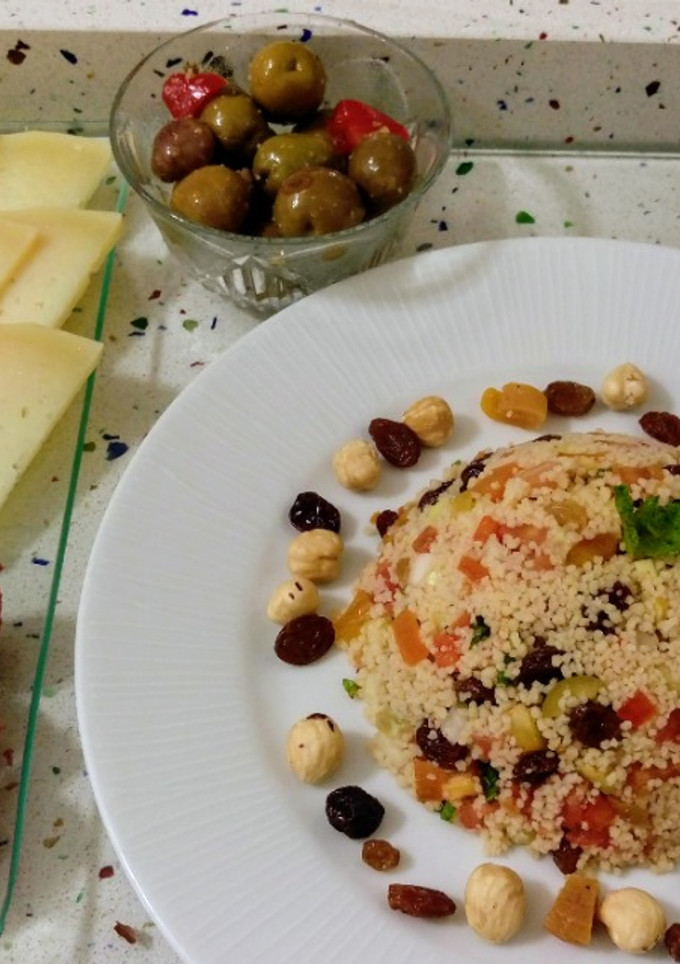 Una foto de Tabulé de frutas, verduras y frutos secos con aperitivos salados