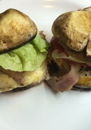 Una foto de Hamburguesas entre hongos