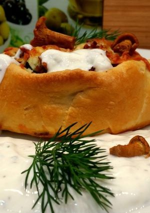 Zdjęcie przepisu Drożdżowe pierożki z kurkami, cukinią, mięsem mielonym i sosem czosnkowym.