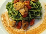 Pasta verde con salteado de pollo y Cherry asados