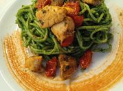 Una foto de pastas con crema con tomates cherry