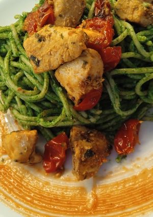 Una foto de Pasta verde con salteado de pollo y Cherry asados
