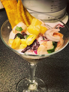 Una foto de Ceviche de pulpo y langostinos con leche de coco 🥥