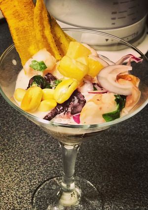 Una foto de Ceviche de pulpo y langostinos con leche de coco 🥥