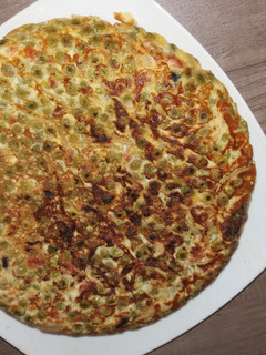 Una foto de Tortilla de guisantes, cebolla y chorizo