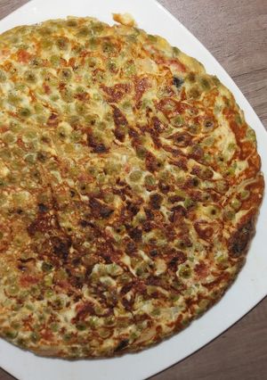 Una foto de Tortilla de guisantes, cebolla y chorizo