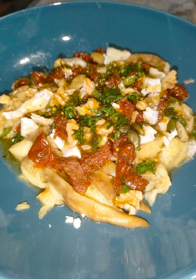 Una foto de Ensalada de berenjena asada con tomates secos y nueces