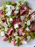 Ensalada de pastrami con pepinillos y parmesano