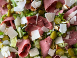Ensalada de pastrami con pepinillos y parmesano