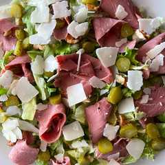 Una foto de Ensalada de pastrami con pepinillos y parmesano