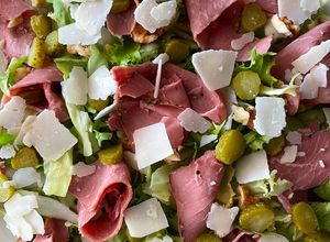 Foto principal de Ensalada de pastrami con pepinillos y parmesano