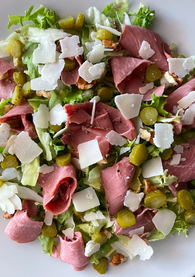 Una foto de Ensalada de pastrami con pepinillos y parmesano