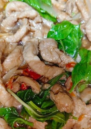 รูปของ หมูเส้นผัดโหระพา
