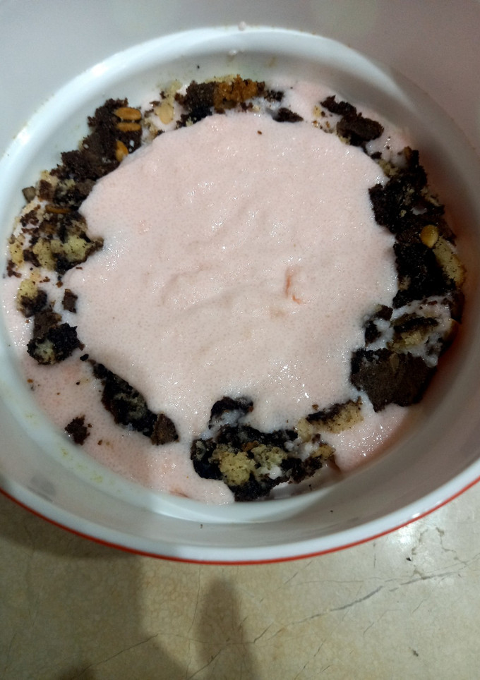 A picture of Diet kheer with cocoa cake.